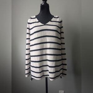 Old Navy Black and White Knitted Sweater
